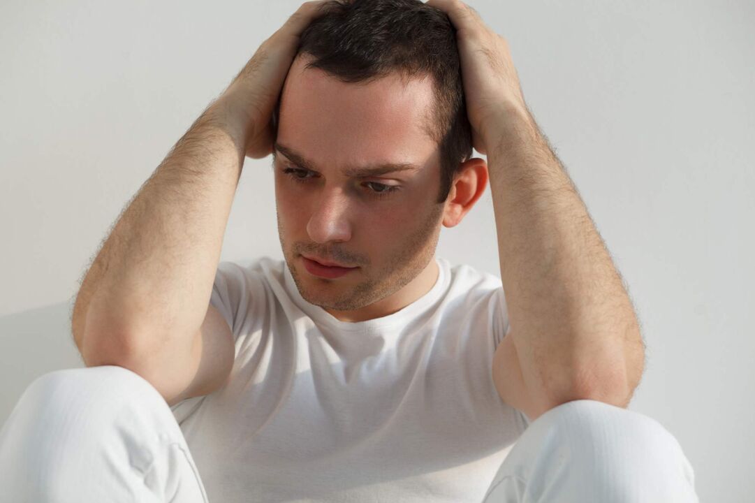 أصيب رجل بالتهاب البروستاتا، مما يسبب التهاب غدة البروستاتا.